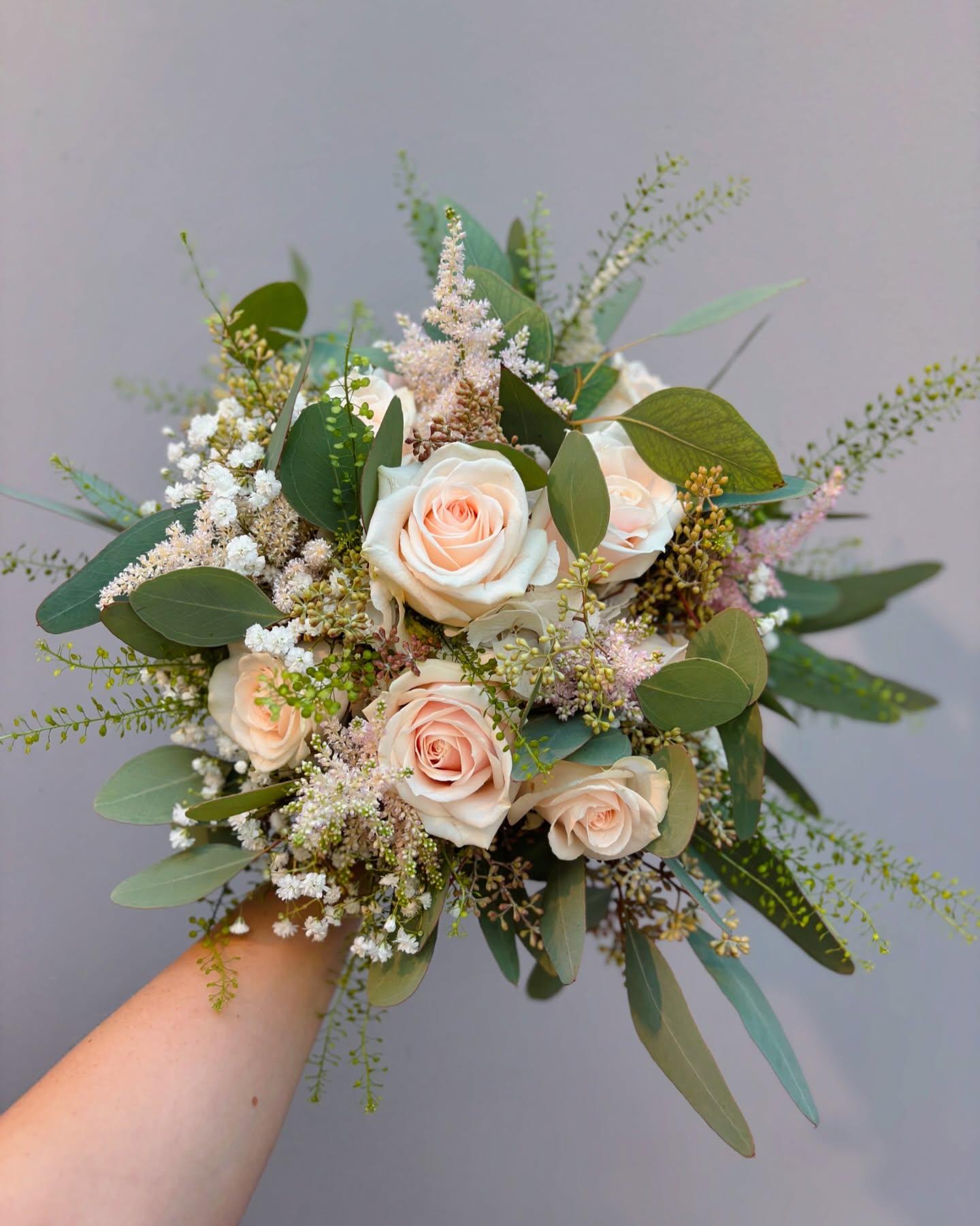 Brautstrauß mit Rosen und Eukalyptus