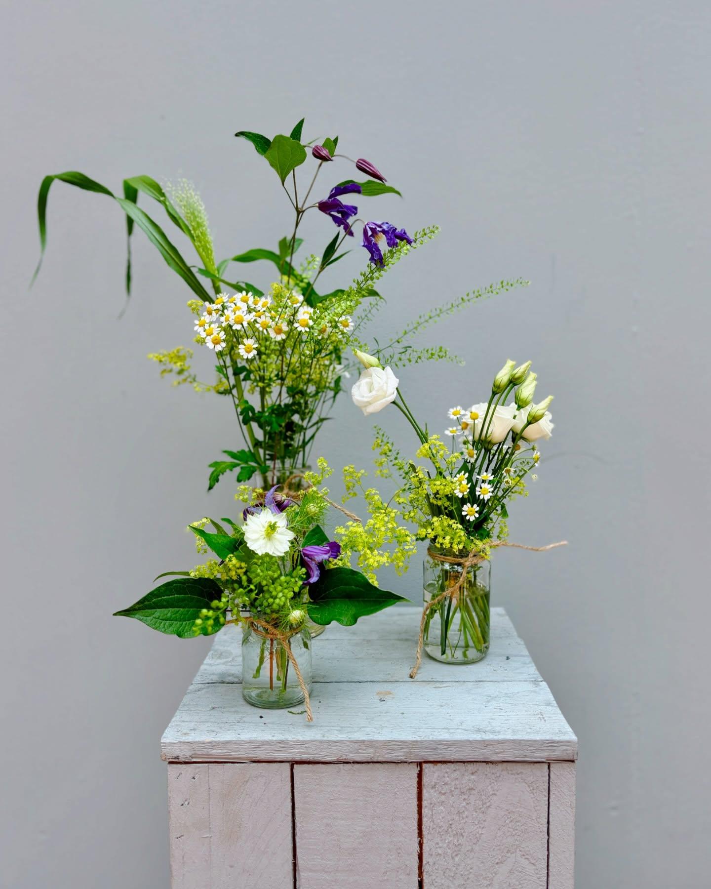 Wildblumen in Glasvasen