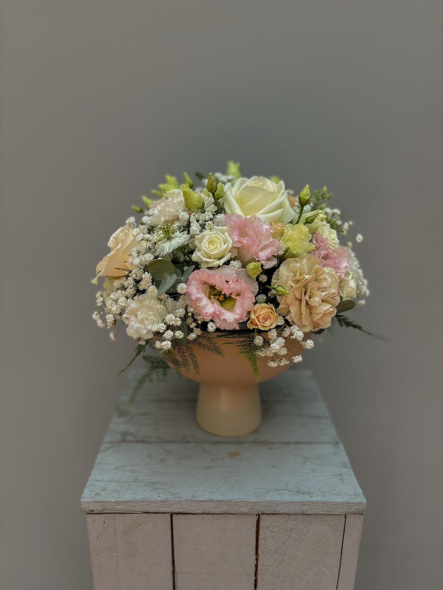 Zartrosa Blumenarrangement