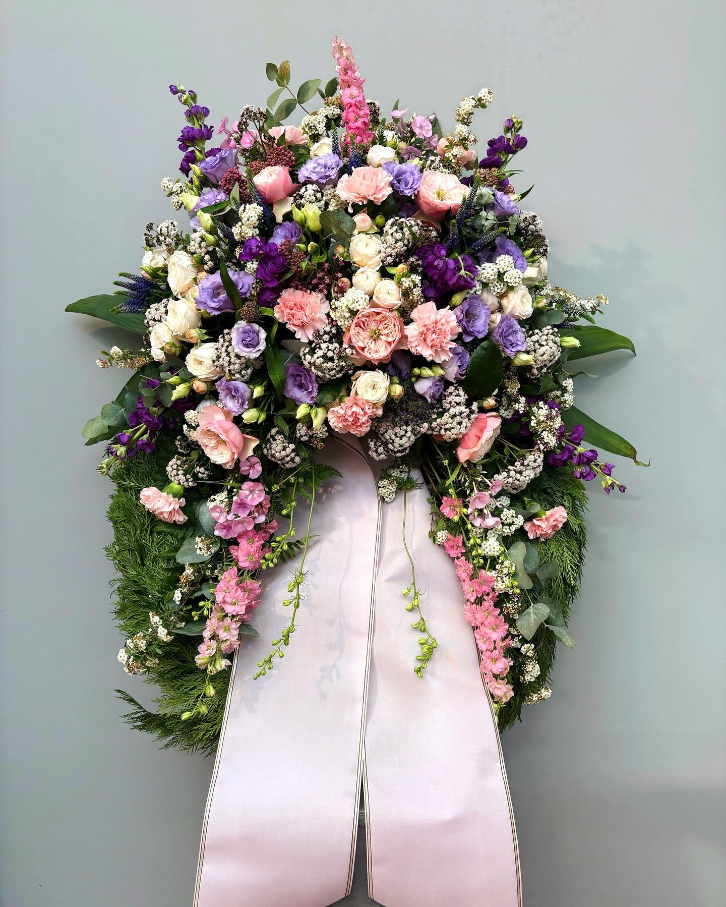 Trauergebinde mit Lilien und Rosen